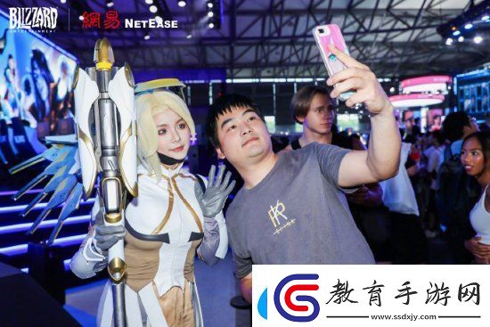 CJ暴雪展臺熱度爆棚！COSER合影、展館活動豐富