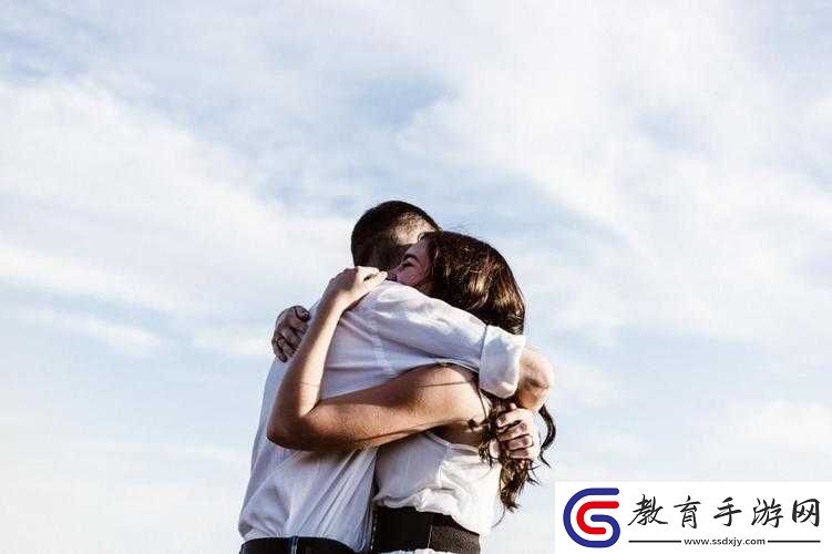 兩人前后相擁